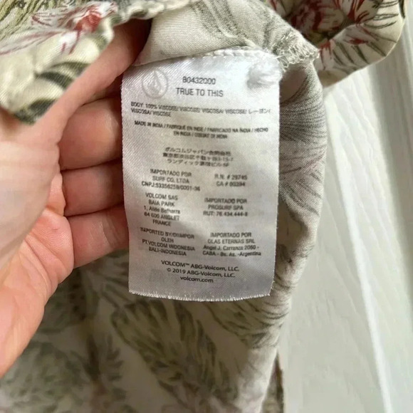 Volcom “Sorry Babe” Mixed Print shirt size M - Picture 4 of 5